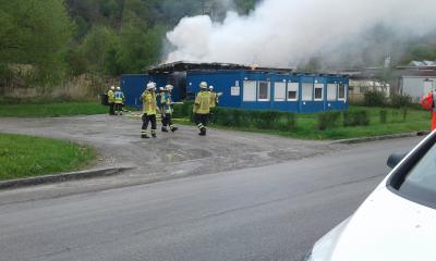FLAMMENBILDER! Murrhardt: Vollbrand von Obdachlosenwohncontainer